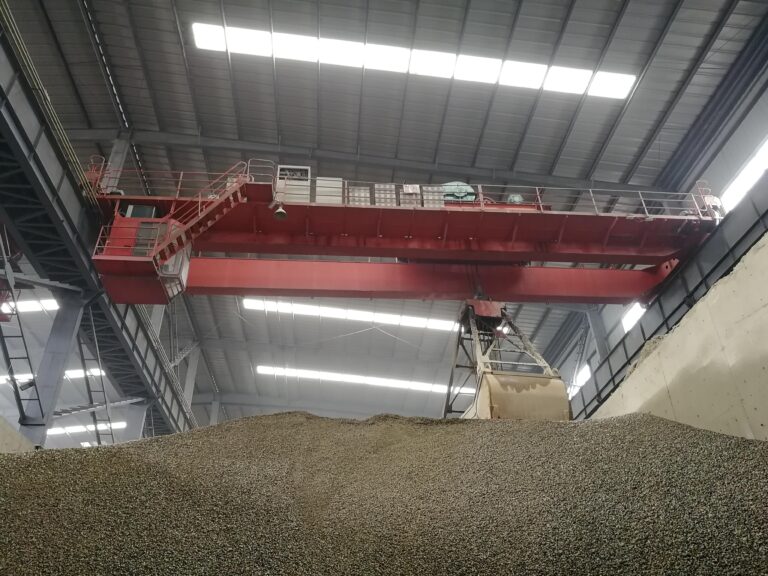 Configured with high-efficiency hydraulic grab bucket and cabin operation mode, supporting 24-hour continuous bulk material operation. Mainly used for coal and ash material handling in power plant stockyard, with stable performance and strong durability.